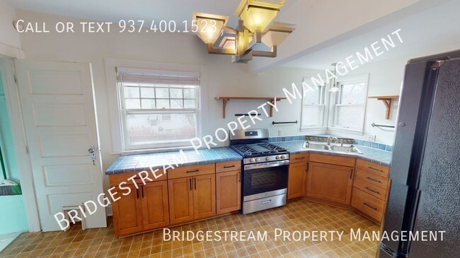 Building Photo - Updated 3 bedroom, 1 bath house with finis...
