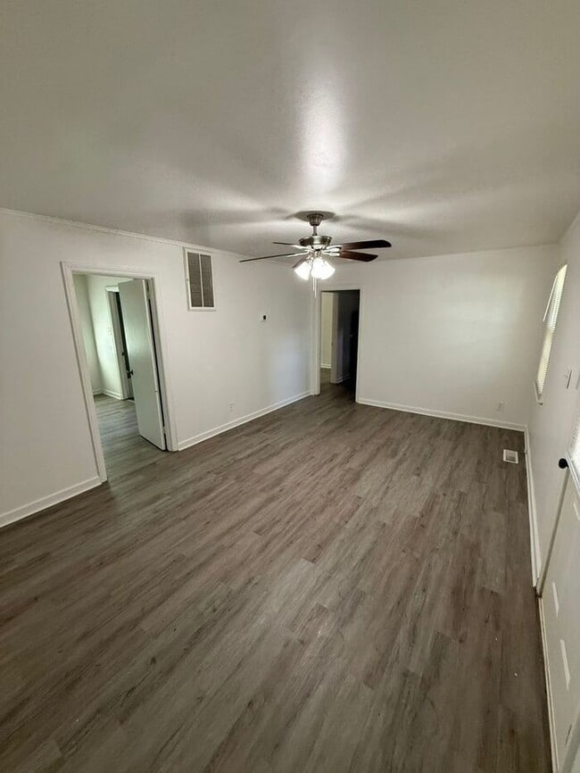 Building Photo - 605 Betty St