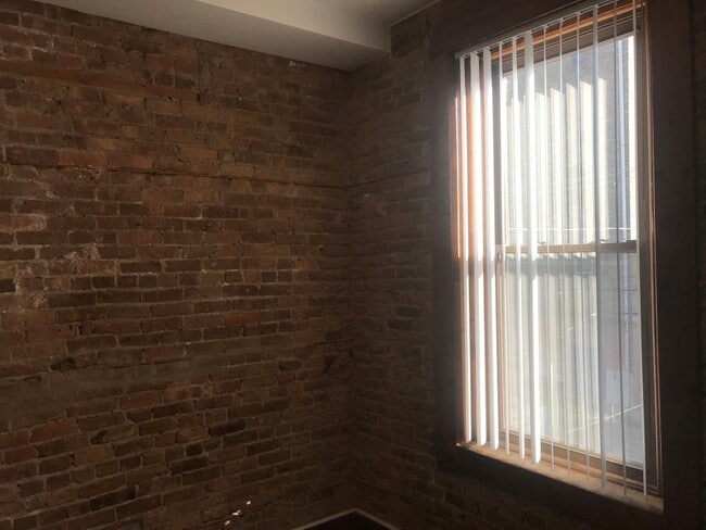 Building Photo - 1447 W 17th St