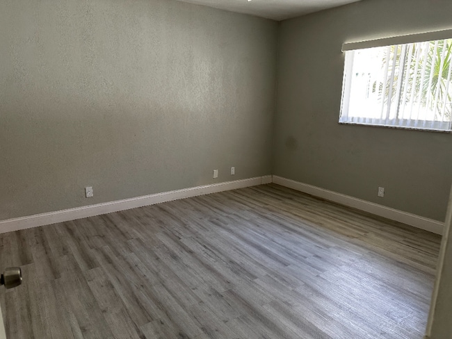 Building Photo - 7902 NW 70th Ct