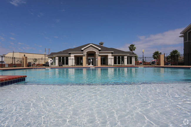 Piscina estilo centro turístico y jacuzzi - Peninsula Commons