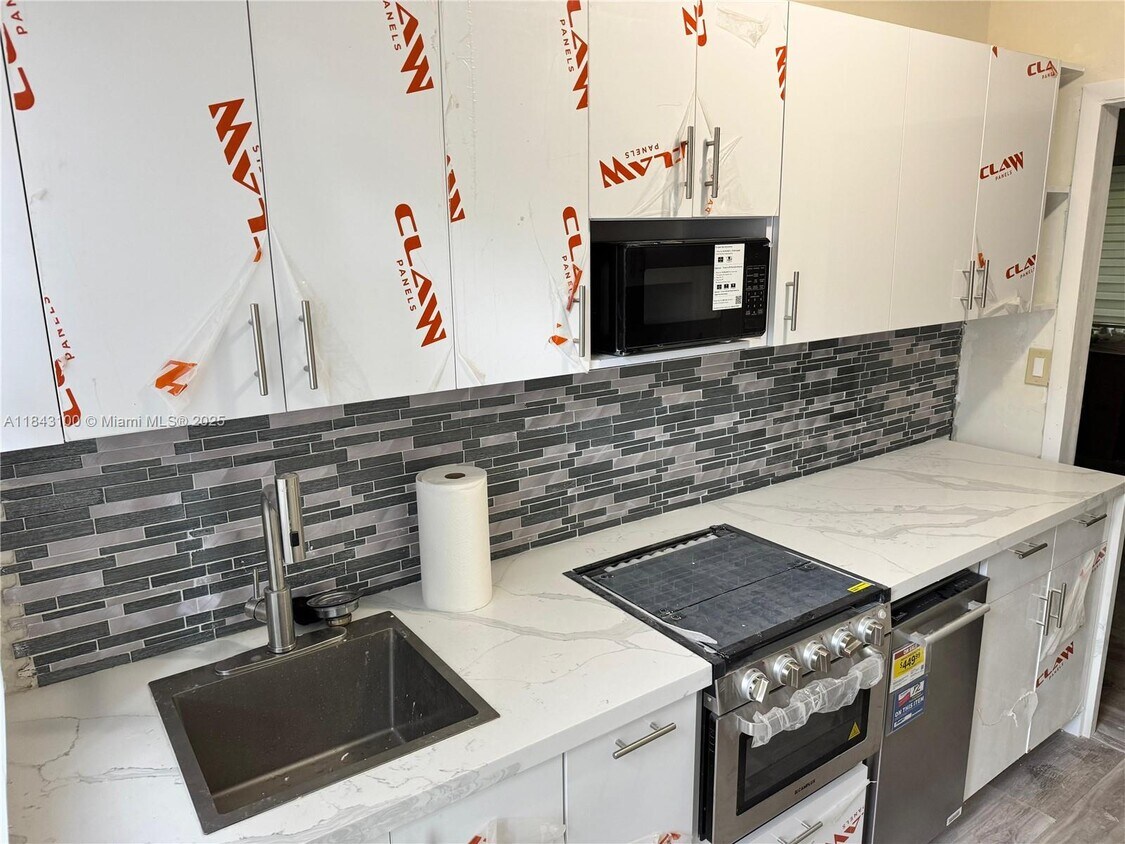 Foto principal - 4730 Pine Tree Dr