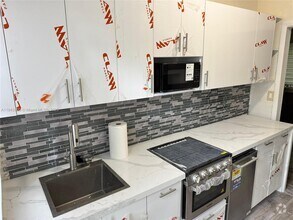 Building Photo - 4730 Pine Tree Dr