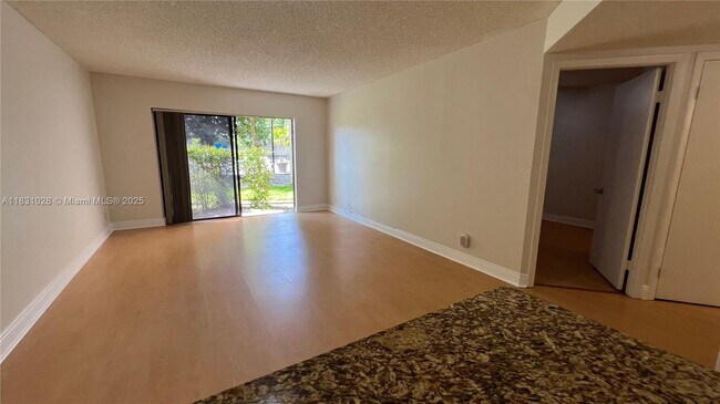 Foto del edificio - 8290 Lake Dr