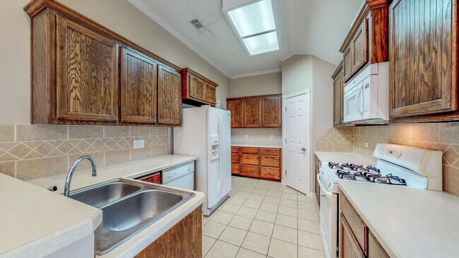 Building Photo - Castlegate Home Available