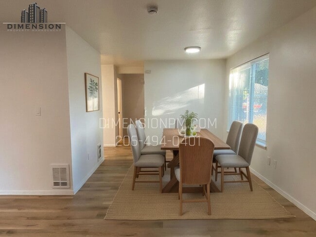 Building Photo - Charming 3 bed 2.5 Bath Duplex in Auburn