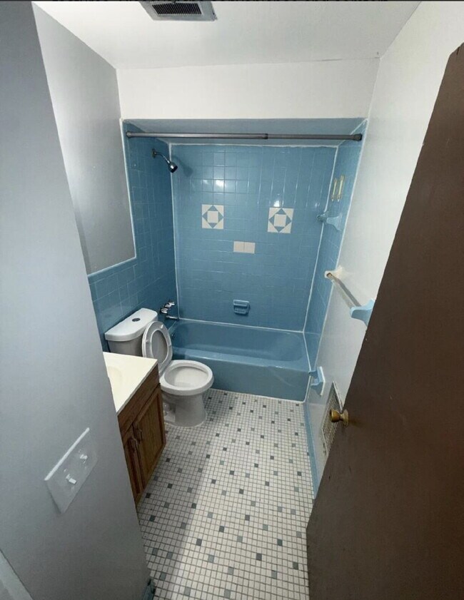 Building Photo - 2 Bedroom