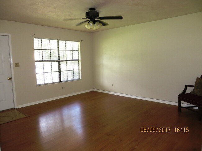 Foto del edificio - Charming 3 bedroom house for rent August 6, 2026, w/ a garage and privacy fenced back yard for $1...
