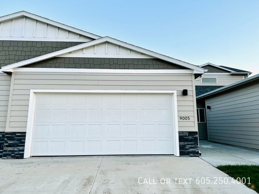 Primary Photo - Stunning 3-Bedroom Townhome in Western Sio...