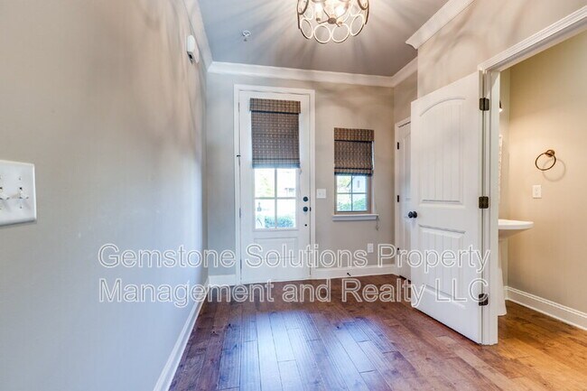 Building Photo - 1664 Hampshire Pl