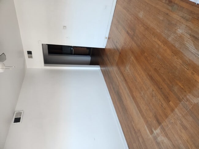 Foto del edificio - 905 W Irving Park Rd