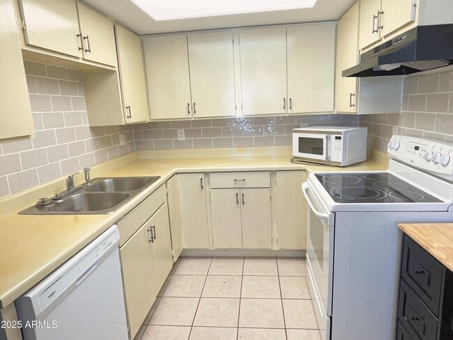 Building Photo - 2061 S Apache Dr