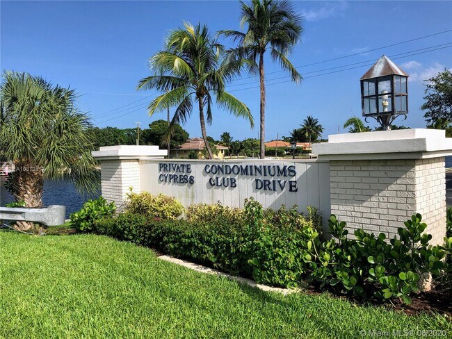 Building Photo - 130 Cypress Club Dr