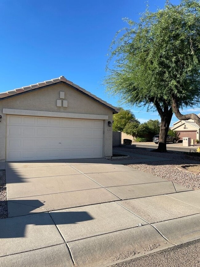 Building Photo - Lovely 3 Bedroom Home just minutes from De...