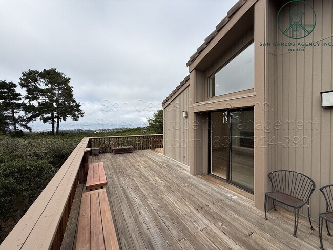 Foto del edificio - Refreshed Jack's Peak Retreat with Excellent Monterey Bay Views