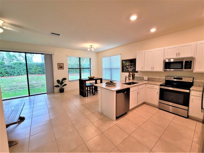 Building Photo - 10027 W Villa Cir
