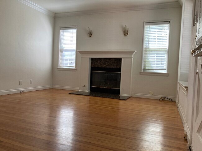 Vista a su derecha mientras entra con una chimenea de gas - 4454 Laurelgrove Ave