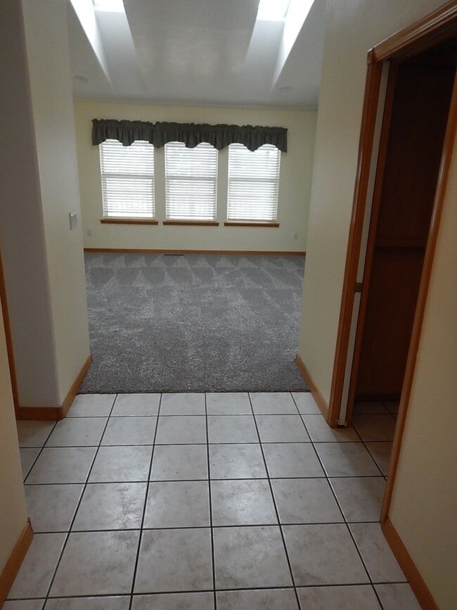 Building Photo - Home on Large Lot Overlooking Barnes Butte...