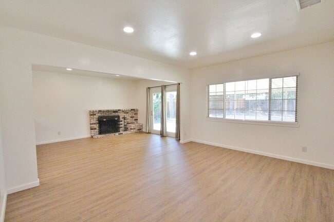 Foto del edificio - $3,990 - GORGEOUS FOUR BEDROOM HOME IN NOR...
