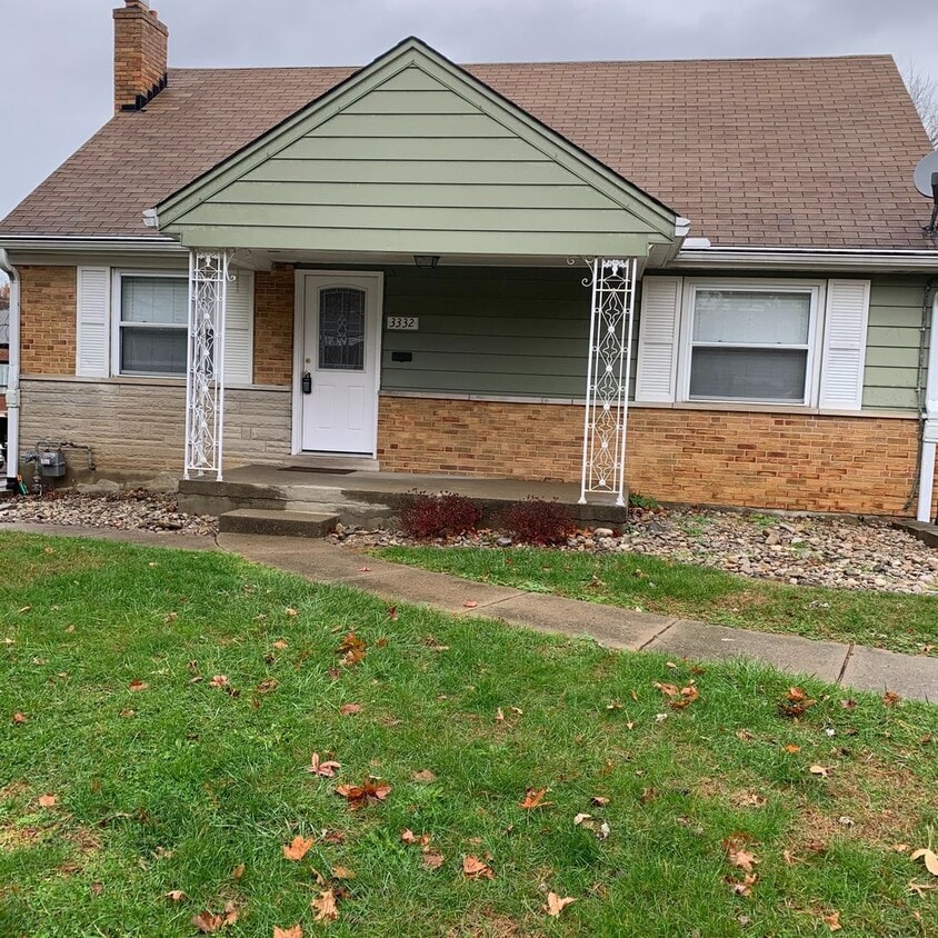 Large Four Bedroom Cape Cod on Quiet Street - Large Four Bedroom Cape Cod on Quiet Street