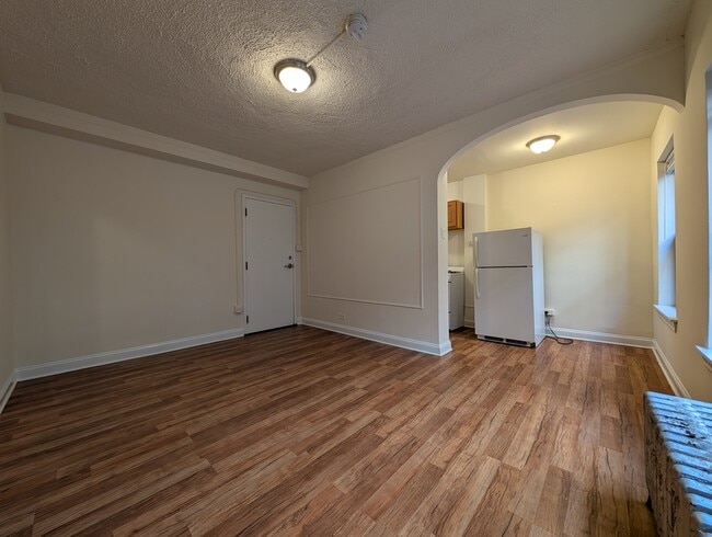 Building Photo - 5417 N Kenmore Ave
