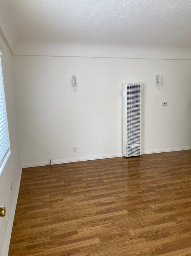 Living Room - 934 W 9th St