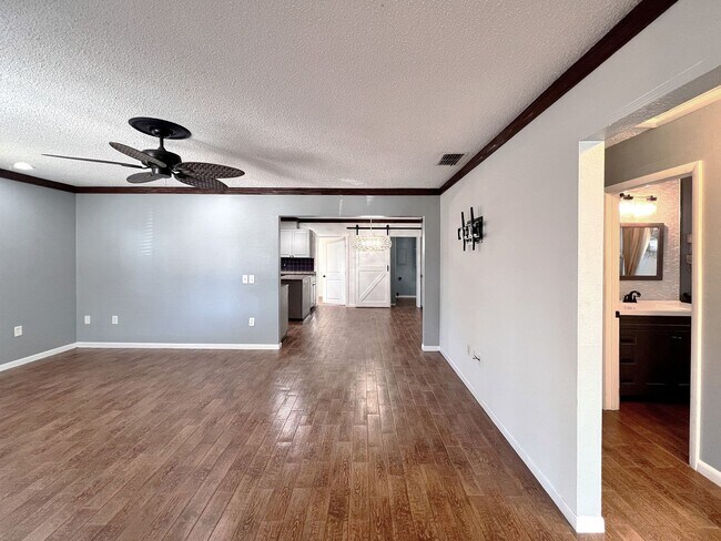 Foto del edificio - Two-Bedroom Home with Flex Room off Lake D...