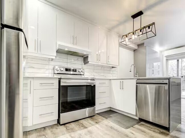 Building Photo - 3380 Rue Sherbrooke E