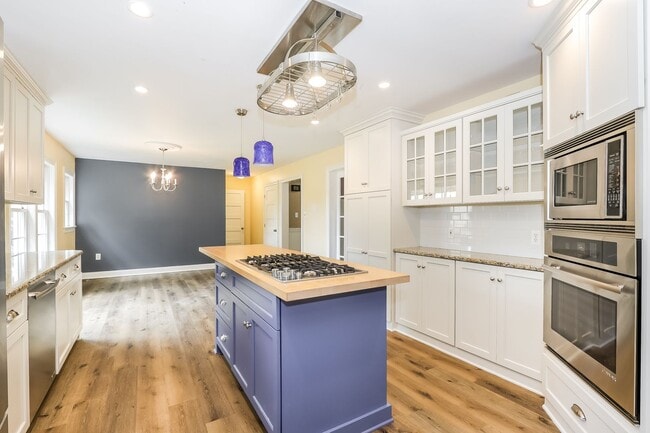 Building Photo - Stunning 3 Bedroom Home with Barn and Over 3 Acres!
