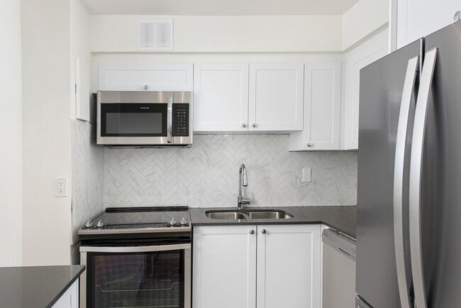 Building Photo - 120 Dundas Street East