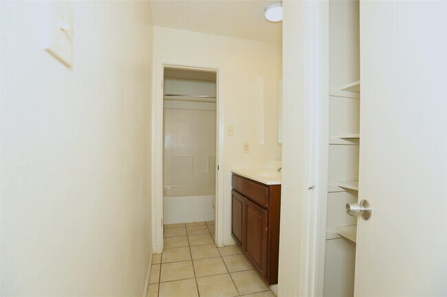 Foto del edificio - 1131 Gifford Rd