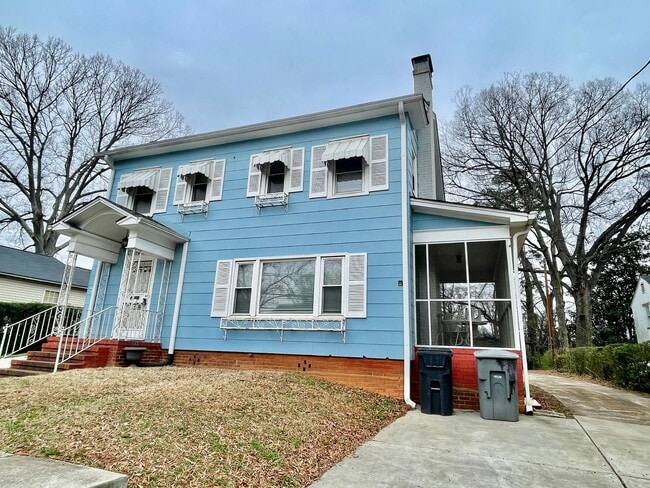 Building Photo - Welcome to this charming 4-bedroom, 2-bathroom home located in the vibrant city of Charlotte, NC