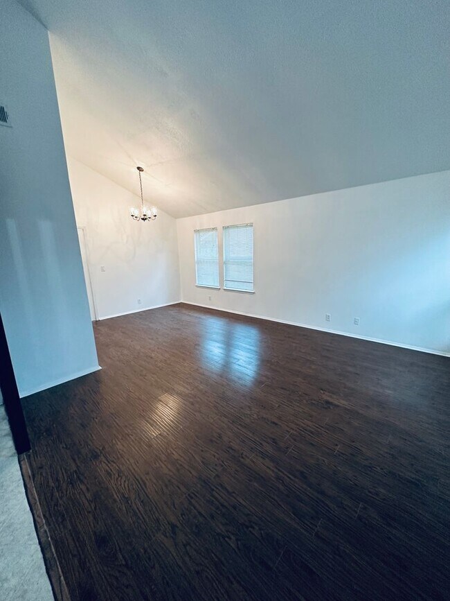 Building Photo - Easy access to Ft. Sam, downtown