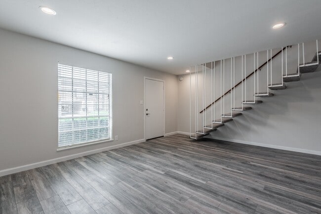Building Photo - 2121 Fountain View Dr