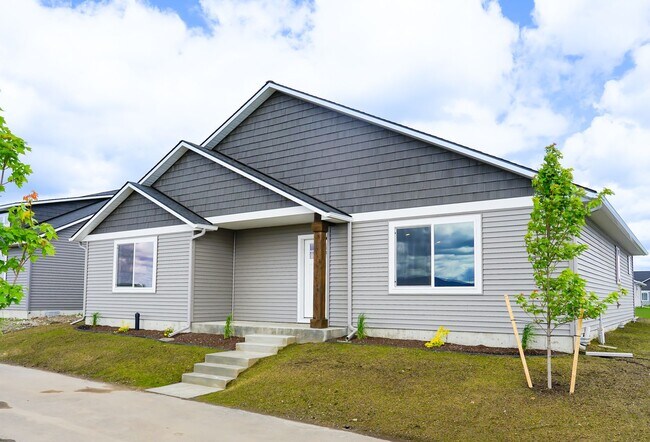 Foto del edificio - Brand New with 3 car garage