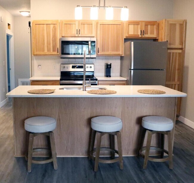 Building Photo - 6 Reserve Ct