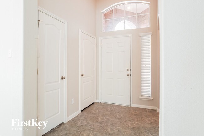 Foto del edificio - 6730 Enchanted Crest Dr