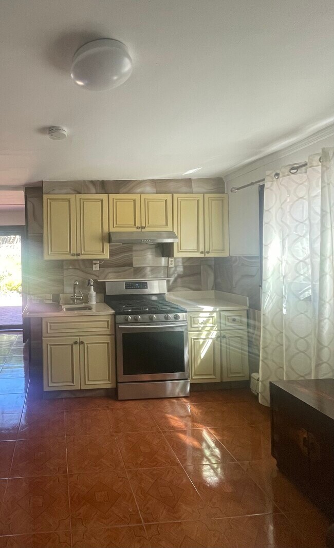 Building Photo - 1027 Hylan Blvd