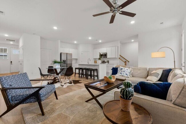 Foto del edificio - Modern 3-Bedroom Townhome with 2-Car Garage at Chapman Trace!
