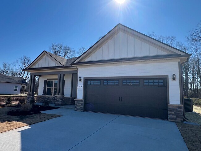 Foto del edificio - Gorgeous NEW CONSTRUCTION 3 BR 2 Bath Home - Right off Hwy 231 S.