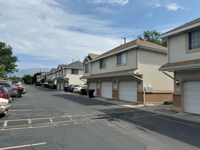Building Photo - 975 S 250 W St