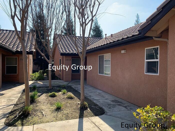 Primary Photo - Middle unit available in NW Visalia!