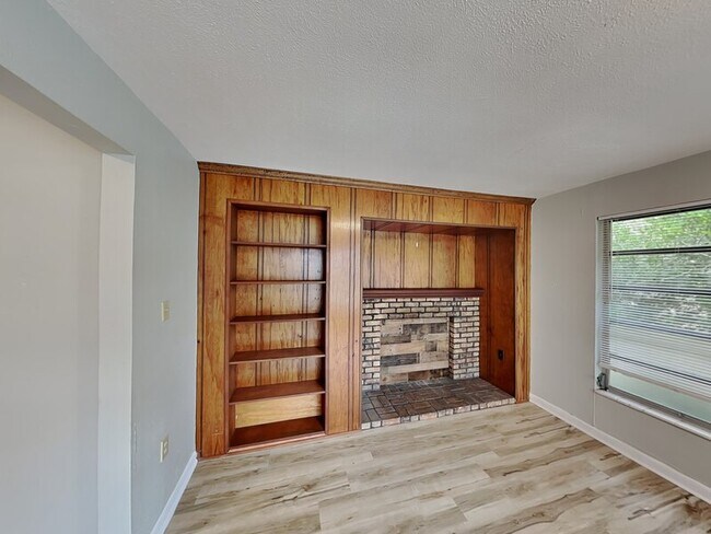 Foto del edificio - 410 N Lockwood Ridge Rd