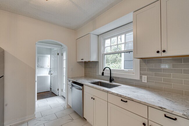 Building Photo - 3 Bedroom 2 Bathroom House For Rent