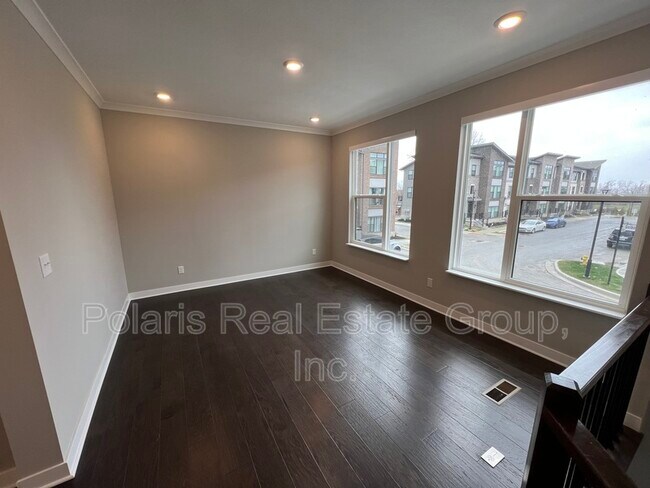Building Photo - 635 Golborne St