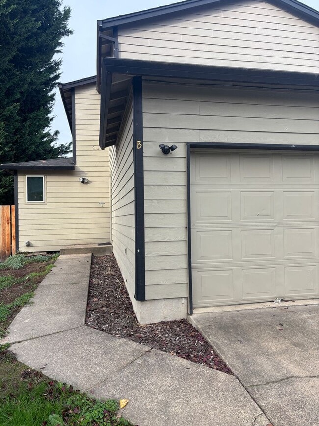 Building Photo - 929 S School St