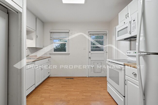 Building Photo - Charming Duplex with Washer/Dryer and Fenc...