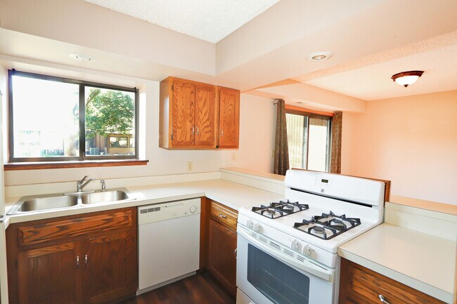 Building Photo - 1009 Lakewood Dr