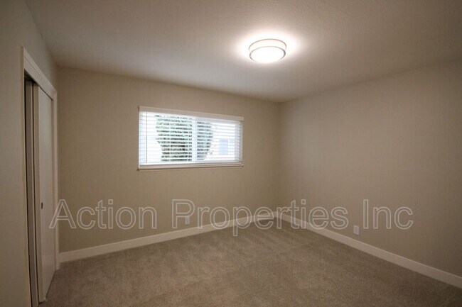 Building Photo - 685 Foxtail Dr