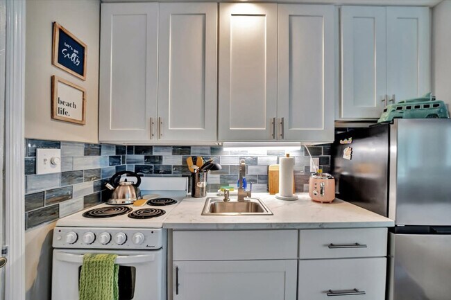 Building Photo - 483 E Shore Dr